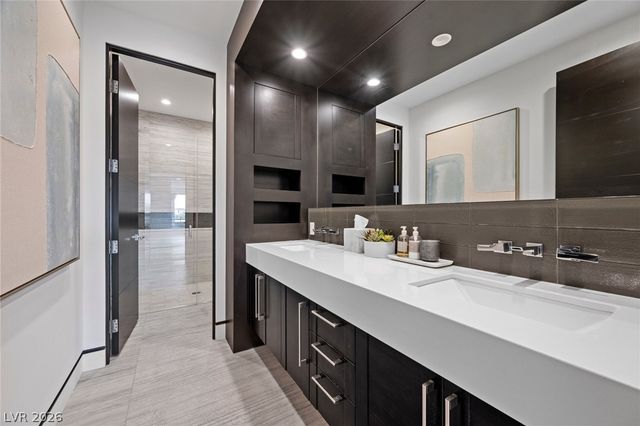 4 Soaring Bird Court, Las Vegas, NV 89135