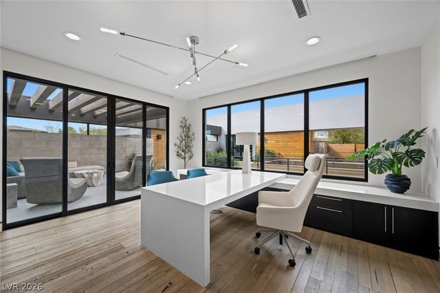 4 Soaring Bird Court, Las Vegas, NV 89135