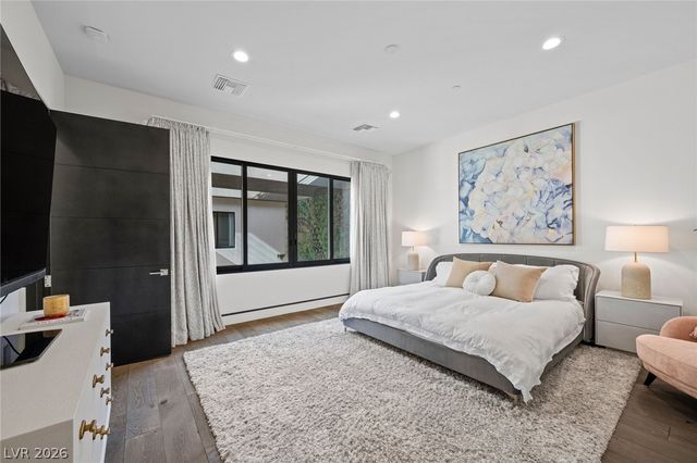 4 Soaring Bird Court, Las Vegas, NV 89135