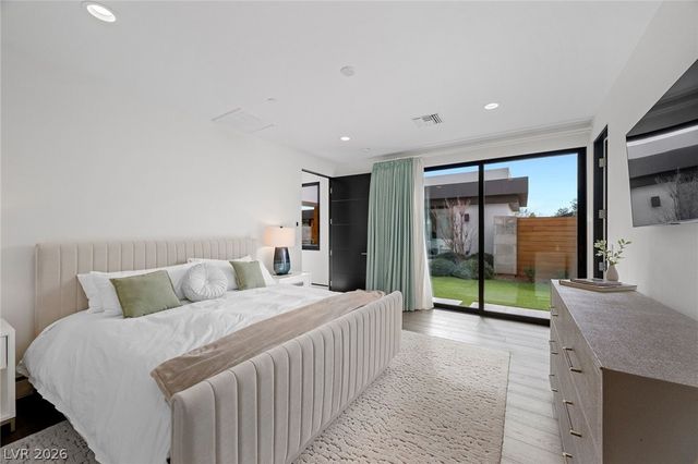 4 Soaring Bird Court, Las Vegas, NV 89135