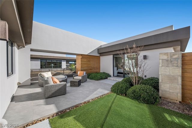 4 Soaring Bird Court, Las Vegas, NV 89135