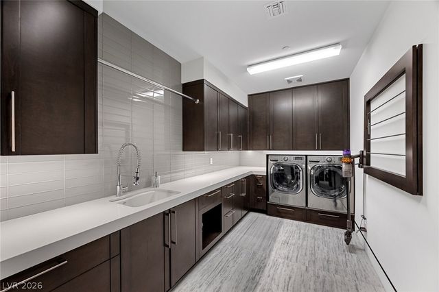 4 Soaring Bird Court, Las Vegas, NV 89135