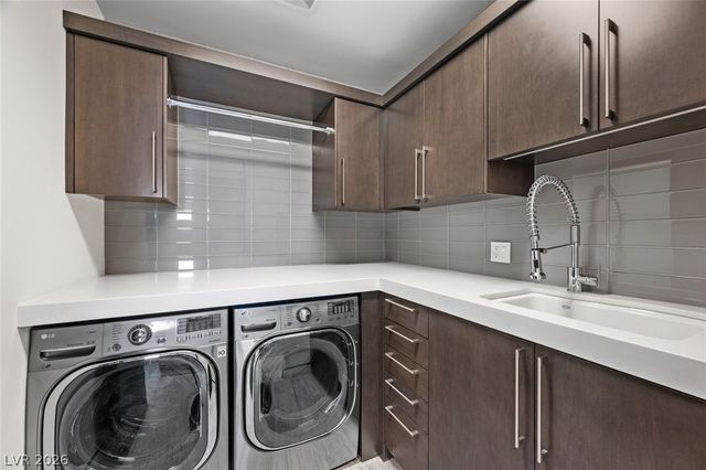 4 Soaring Bird Court, Las Vegas, NV 89135