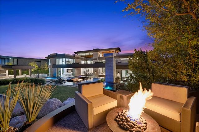 4 Soaring Bird Court, Las Vegas, NV 89135