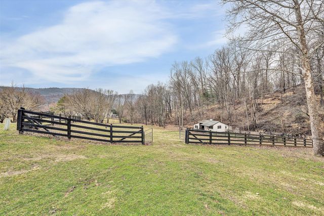 7908 Forest Creek DR, Roanoke, VA 24018