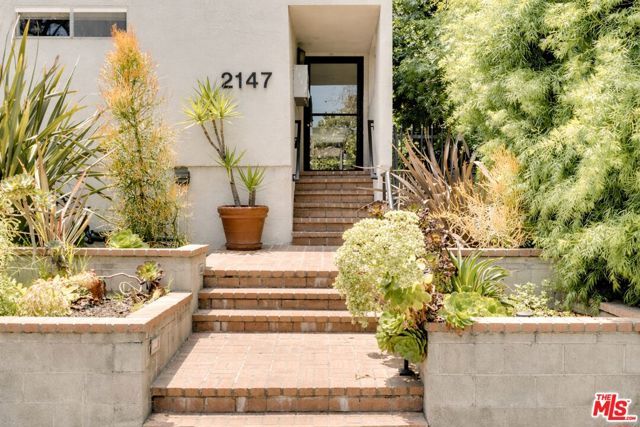 2147 N Beachwood Drive 6, Los Angeles, CA 90068