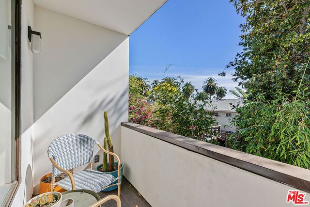 2147 N Beachwood Drive 6, Los Angeles, CA 90068