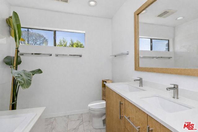 2147 N Beachwood Drive 6, Los Angeles, CA 90068