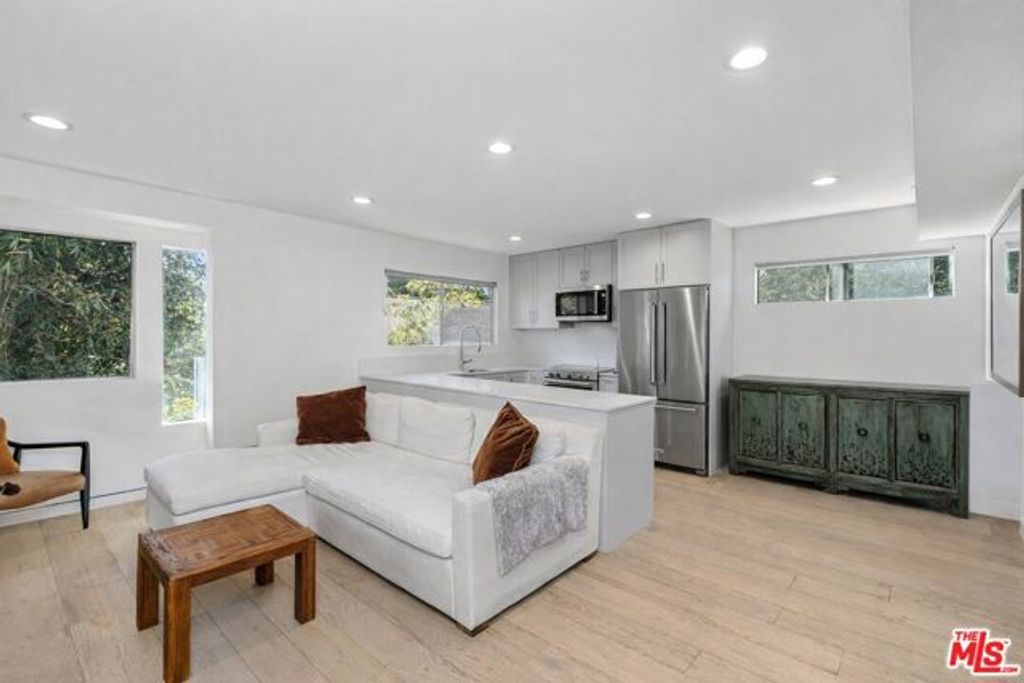 2147 N Beachwood Drive 6, Los Angeles, CA 90068