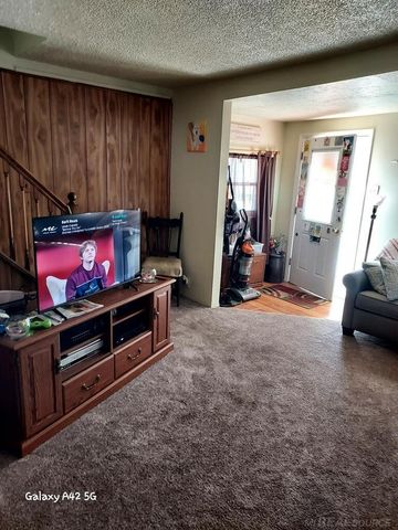 84 W Kalama Street, Madison Heights, MI 48071