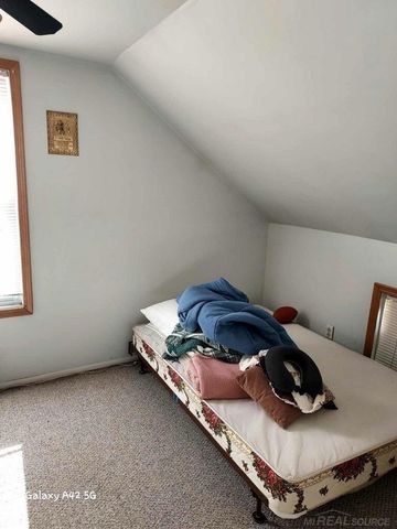 84 W Kalama Street, Madison Heights, MI 48071