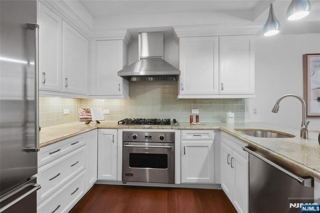 22 Oxford Landing, Weehawken, NJ 07086