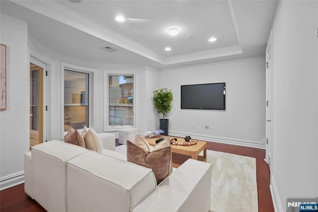 22 Oxford Landing, Weehawken, NJ 07086