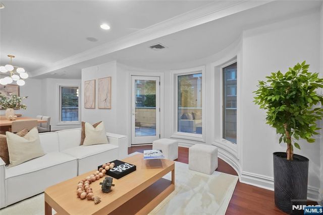 22 Oxford Landing, Weehawken, NJ 07086