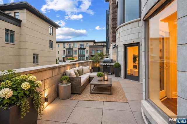 22 Oxford Landing, Weehawken, NJ 07086