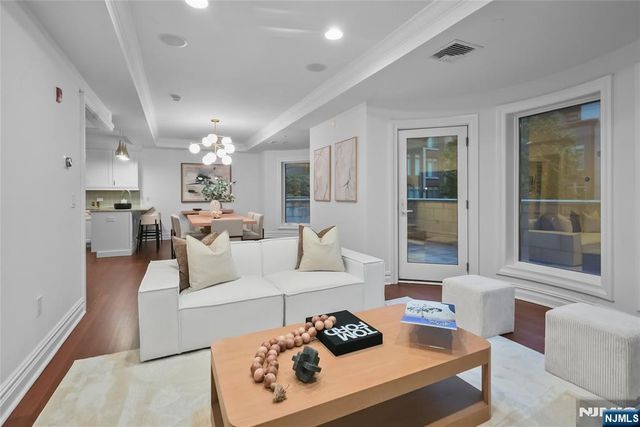 22 Oxford Landing, Weehawken, NJ 07086