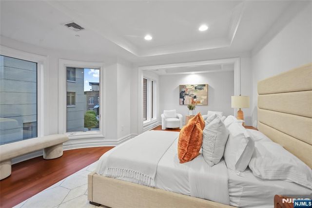 22 Oxford Landing, Weehawken, NJ 07086