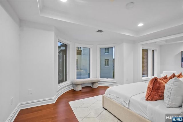 22 Oxford Landing, Weehawken, NJ 07086