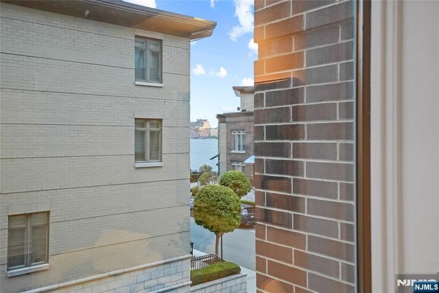 22 Oxford Landing, Weehawken, NJ 07086
