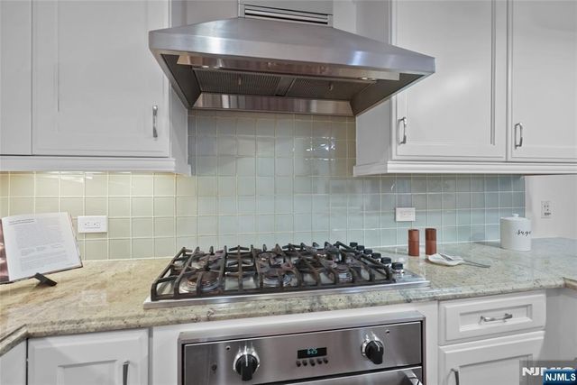 22 Oxford Landing, Weehawken, NJ 07086