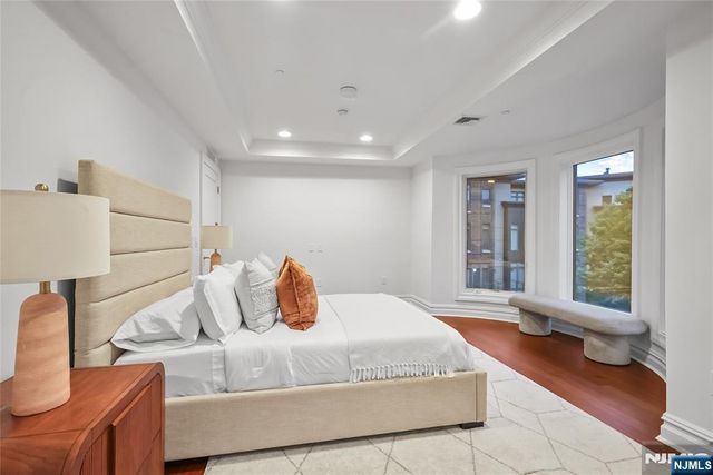 22 Oxford Landing, Weehawken, NJ 07086