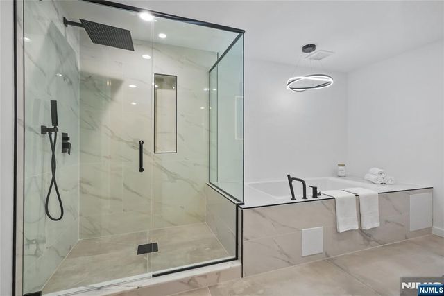 22 Oxford Landing, Weehawken, NJ 07086
