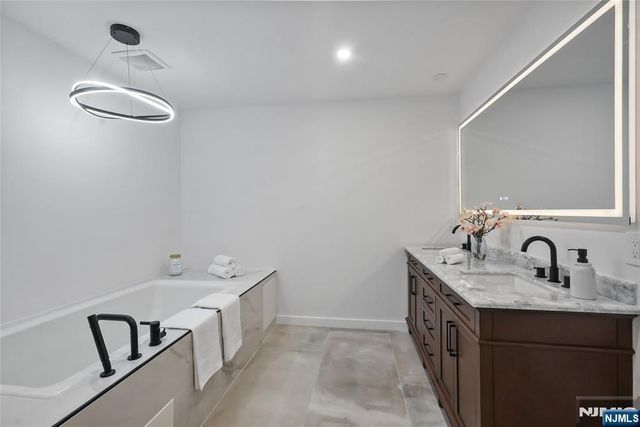 22 Oxford Landing, Weehawken, NJ 07086