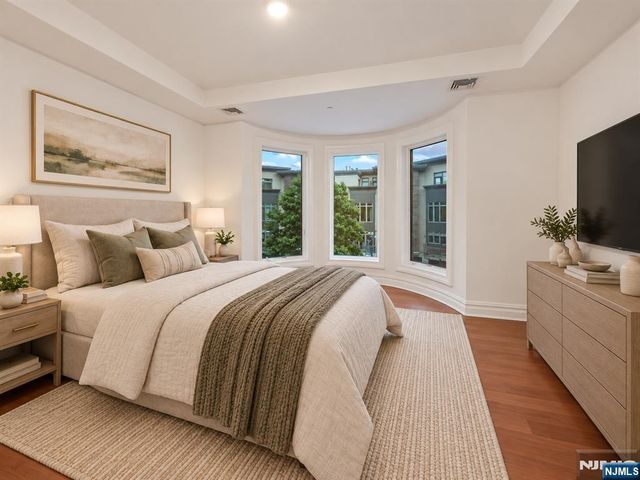 22 Oxford Landing, Weehawken, NJ 07086