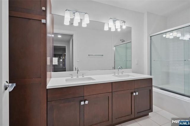 22 Oxford Landing, Weehawken, NJ 07086