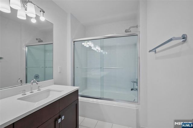 22 Oxford Landing, Weehawken, NJ 07086