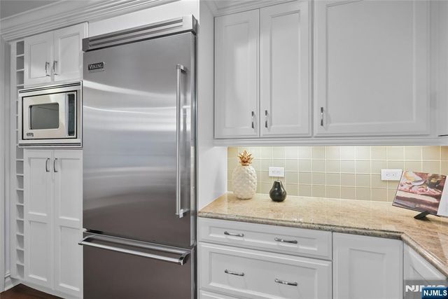 22 Oxford Landing, Weehawken, NJ 07086
