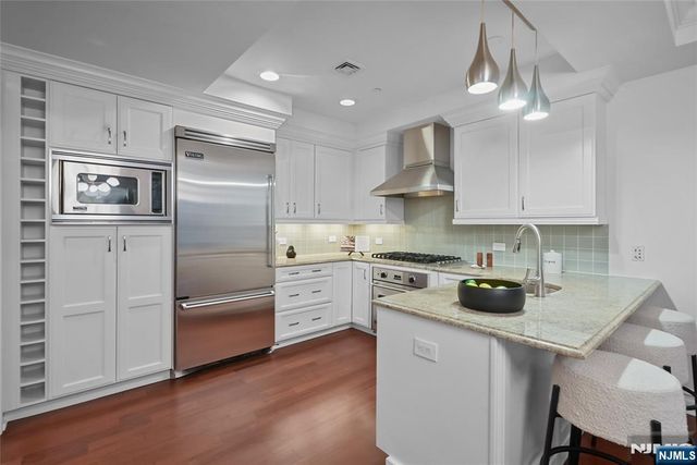 22 Oxford Landing, Weehawken, NJ 07086
