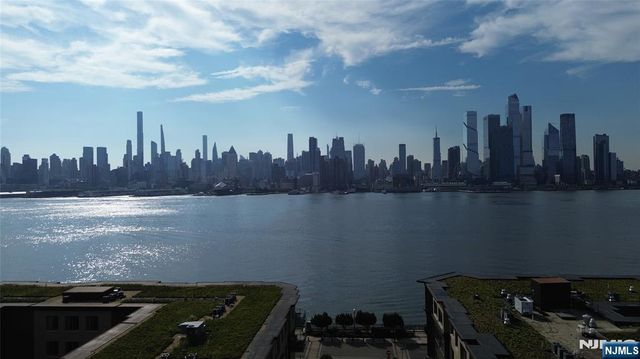 22 Oxford Landing, Weehawken, NJ 07086