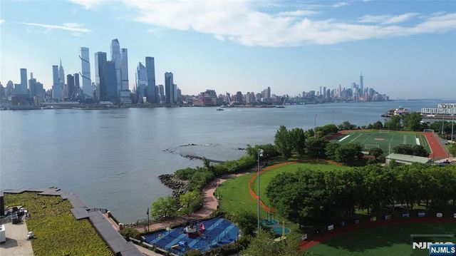 22 Oxford Landing, Weehawken, NJ 07086