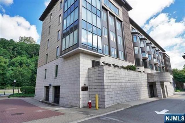 22 Oxford Landing, Weehawken, NJ 07086