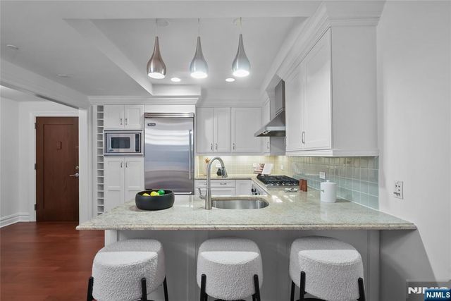 22 Oxford Landing, Weehawken, NJ 07086