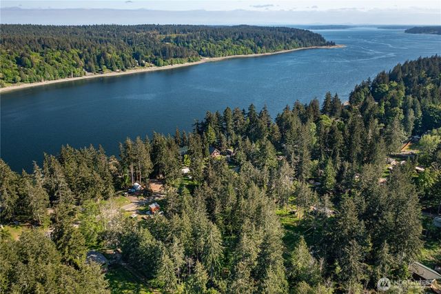 907 E Madrona Boulevard NW, Lakebay, WA 98349