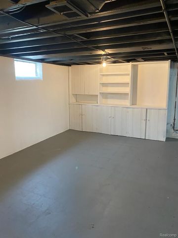 23075 Saxony Avenue, Eastpointe, MI 48021