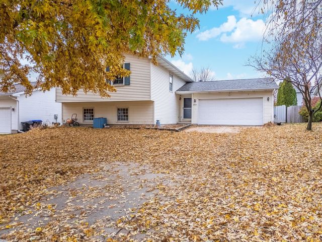 2713 Essington Street, Bloomington, IL 61705