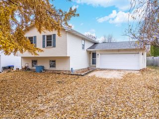 2713 Essington Street, Bloomington, IL 61705