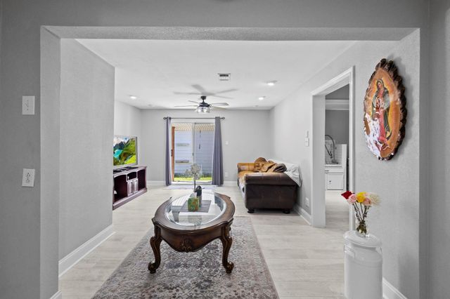 1006 Montgomery Street, Port Neches, TX 77651