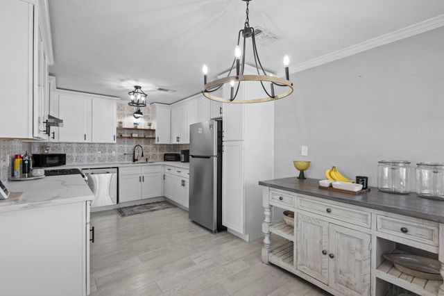 1006 Montgomery Street, Port Neches, TX 77651