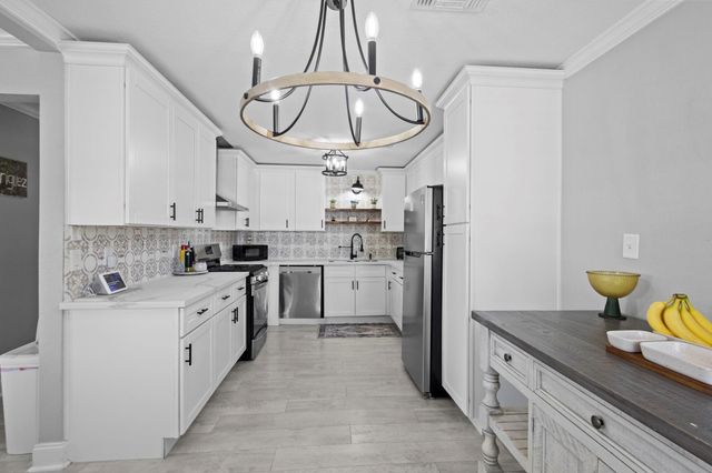 1006 Montgomery Street, Port Neches, TX 77651