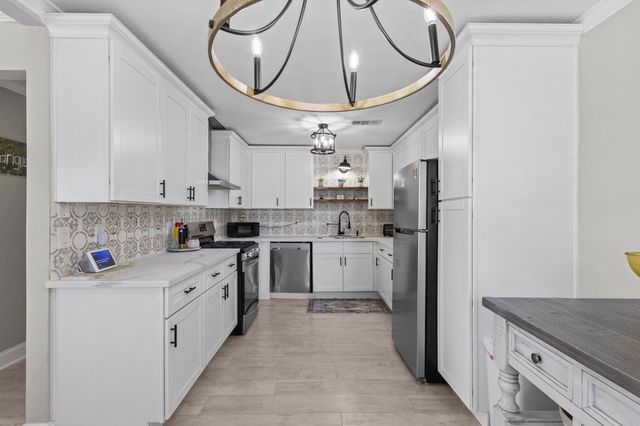 1006 Montgomery Street, Port Neches, TX 77651