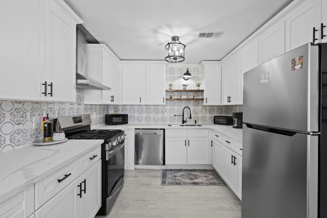 1006 Montgomery Street, Port Neches, TX 77651