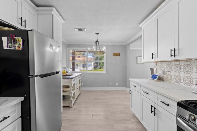 1006 Montgomery Street, Port Neches, TX 77651