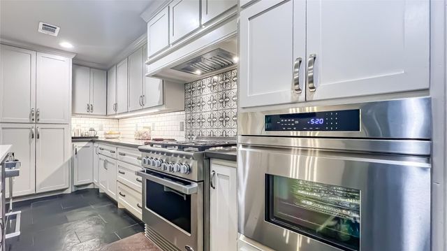 1106 Kipp Avenue, Kemah, TX 77565