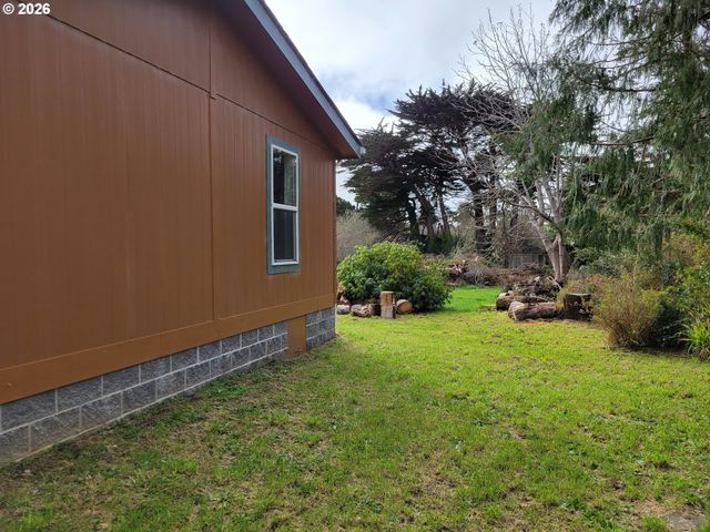 303 13TH St Sw, Bandon, OR 97411