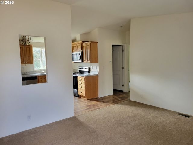 303 13TH St Sw, Bandon, OR 97411