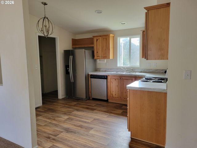 303 13TH St Sw, Bandon, OR 97411